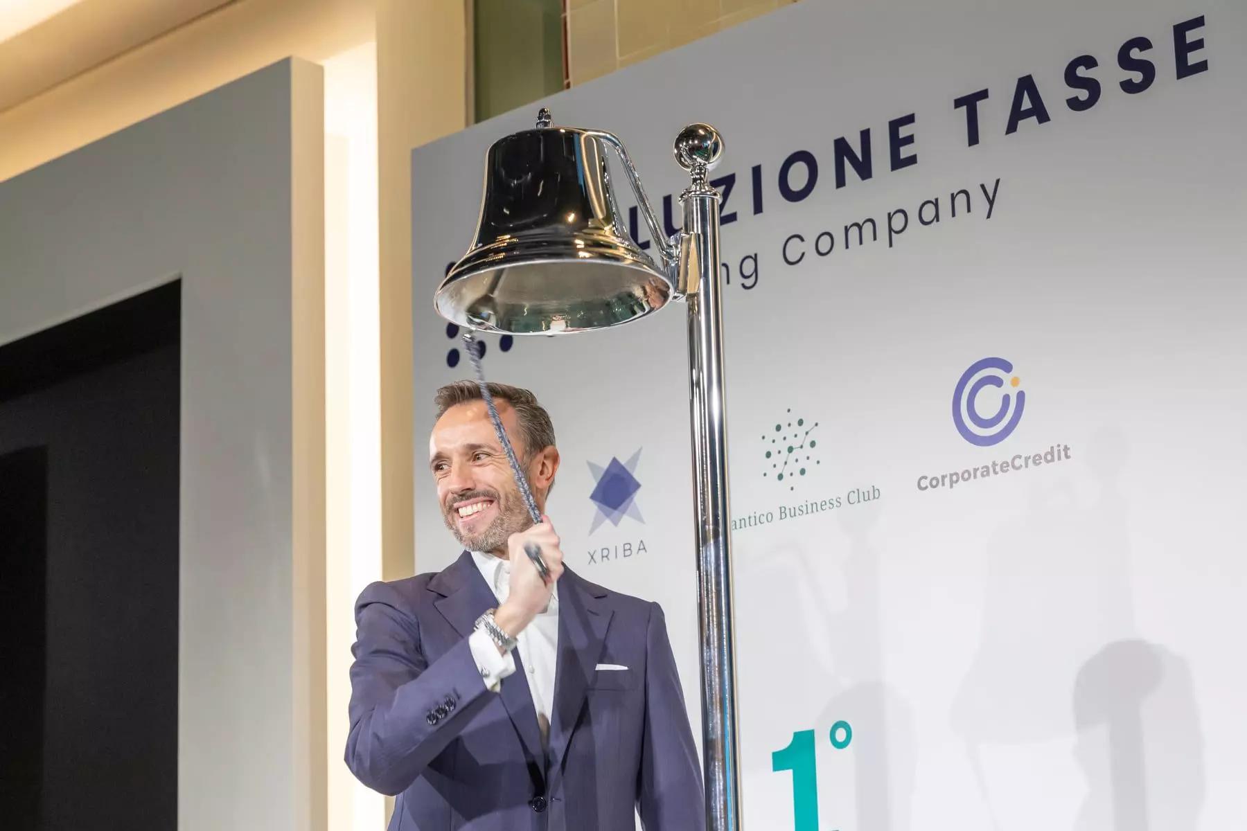 Gianluca Massini Rosati, presidente del gruppo Allcore spa, suona la campanella in piazza affari a Milano